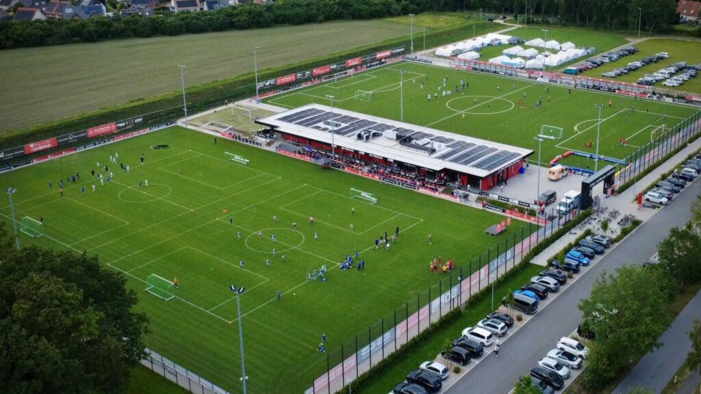 Luftaufnahme einer modernen Sportanlage mit mehreren Fußballfeldern und Trainingsflächen für professionelle Sportplatzmarkierungen.