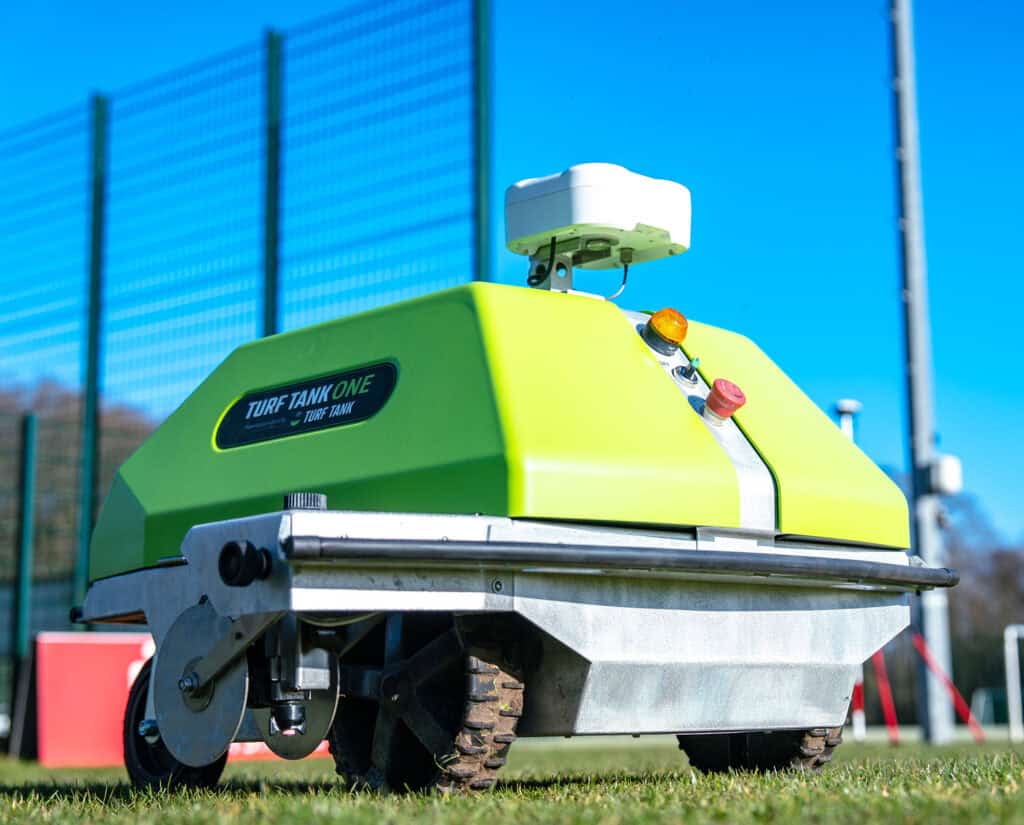 Markierroboter für Sportplätze auf Naturrasen – präzise, automatisierte Linienmarkierung mit GPS-Technologie.